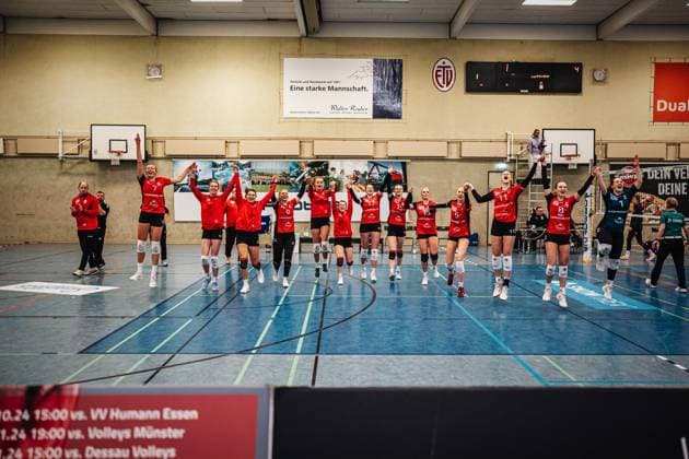Volleyball Women Season 2024 2025 2 Volleyball Bundesliga Women Pro ETV Hamburg vs VCO Dresden 08 02 2025 Laola with the fans after the victory of ETV Hamburg Lokstedter Steindamm 52 Hamburg Germany