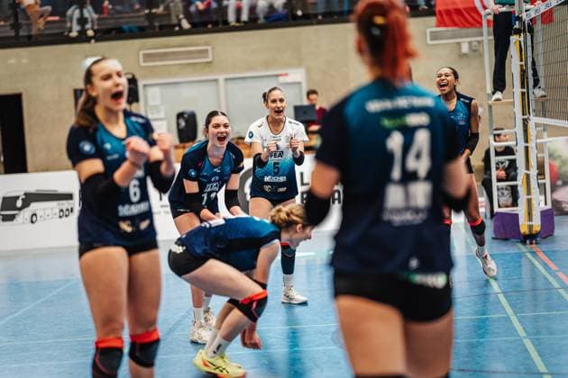 Volleyball Women Season 2024 2025 2 Volleyball Bundesliga Women Pro ETV Hamburg vs VCO Dresden 08 02 2025 Cheering at VCO in the middle Zofia Sykut 11, VCO Dresden and Emilia Schaarschmidt 5, VCO Dresden Hamburg Lokstedter Steindamm 52 Hamburg Germany