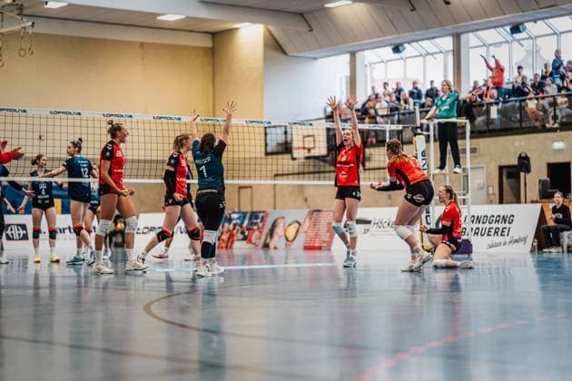 Volleyball Women Season 2024 2025 2 Volleyball Bundesliga Women Pro ETV Hamburg vs VCO Dresden 08 02 2025 ETV cheers f l Leonie Körtzinger 7, ETV Hamburg Alexa Sophie Thaden 15, ETV Hamburg Jana Marie Meiser 1, ETV Hamburg Constanze von Meyenn 6, ETV Hamburg Louisa Krams 17, ETV Hamburg Zoe Konjer 8, ETV Hamburg Hamburg Lokstedter Steindamm 52 Hamburg Germany