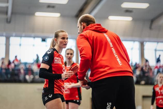 Volleyball Women Season 2024 2025 2 Volleyball Bundesliga Women Pro ETV Hamburg vs VCO Dresden 08 02 2025 f l Zoe Konjer 8, ETV Hamburg and coach Holger Schlawitz ETV Hamburg in conversation Hamburg Lokstedter Steindamm 52 Hamburg Germany