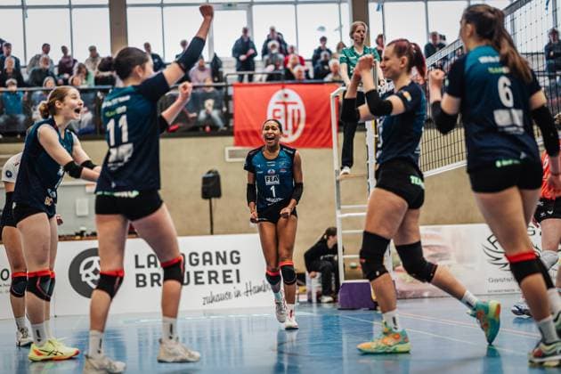 Volleyball Women Season 2024 2025 2 Volleyball Bundesliga Women Pro ETV Hamburg vs VCO Dresden 08 02 2025 Cheers at the VCO, in the middle Sally Marie Marong 1, VCO Dresden Hamburg Lokstedter Steindamm 52 Hamburg Germany