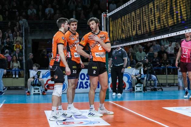Moritz Reichert BR Volleys, 15 ,Daniel Malescha BR Volleys, 10 and Matthew Knigge BR Volleys, 02 , BR Volleys vs Netzhoppers KW, 1 Bundesliga, Matchday 18, 2025 02 08 Berlin Berlin Land Copyright: xFootxBowl ThomasxSobotzkix