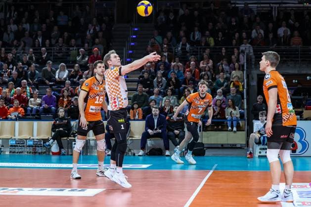 Adam Kowalski BR Volleys, 01 digs the ball, BR Volleys vs Netzhoppers KW, 1 Bundesliga, 18 Matchday, 2025 02 08 Berlin Berlin Land Copyright: xFootxBowl ThomasxSobotzkix