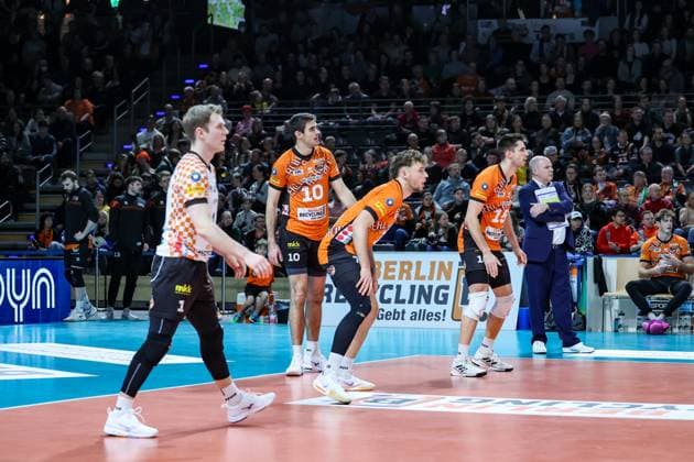 the volleys wait for the serve, BR Volleys vs Netzhoppers KW, 1 Bundesliga, Matchday 18, 2025 02 08 Berlin Berlin Land Copyright: xFootxBowl ThomasxSobotzkix
