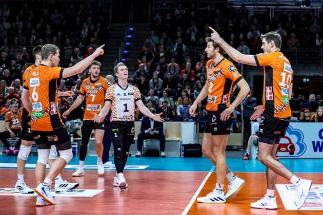 Johannes Tille BR Volleys, 06 , Simon Plaskie BR Volleys, 07 , Adam Kowalski BR Volleys, 01 , Matthew Knigge BR Volleys, 02 and Daniel Malescha BR Volleys, 10 after winning the point,BR Volleys vs Netzhoppers KW, 1 Bundesliga, Matchday 18, 2025 02 08 Berlin Berlin Land Copyright: xFootxBowl ThomasxSobotzkix