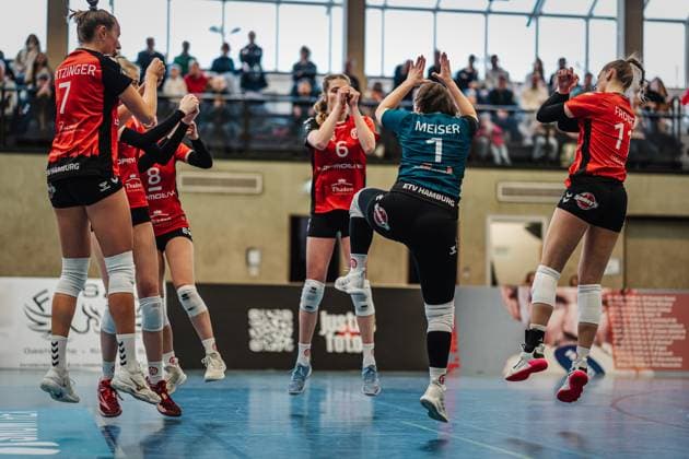 Volleyball Women Season 2024 2025 2 Volleyball Bundesliga Women Pro ETV Hamburg vs VCO Dresden 08 02 2025 ETV cheers after an ace by Svea Frobel 11, ETV Hamburg right Hamburg Lokstedter Steindamm 52 Hamburg Germany