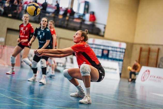 Volleyball Women Season 2024 2025 2 Volleyball Bundesliga Women Pro ETV Hamburg vs VCO Dresden 08 02 2025 Leonie Körtzinger 7, ETV Hamburg takes the ball Hamburg Lokstedter Steindamm 52 Hamburg Germany