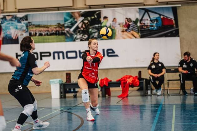 Volleyball Women Season 2024 2025 2 Volleyball Bundesliga Women Pro ETV Hamburg vs VCO Dresden 08 02 2025 Svea Frobel 11, ETV Hamburg takes the ball Hamburg Lokstedter Steindamm 52 Hamburg Germany