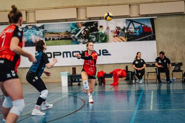 Volleyball Women Season 2024 2025 2 Volleyball Bundesliga Women Pro ETV Hamburg vs VCO Dresden 08 02 2025 Svea Frobel 11, ETV Hamburg takes the ball Hamburg Lokstedter Steindamm 52 Hamburg Germany