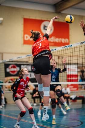 Volleyball Women Season 2024 2025 2 Volleyball Bundesliga Women Pro ETV Hamburg vs VCO Dresden 08 02 2025 Leonie Körtzinger 7, ETV Hamburg beim Angriff Hamburg Lokstedter Steindamm 52 Hamburg Germany