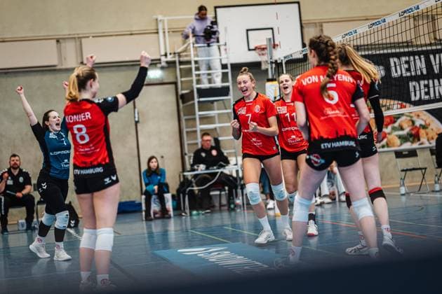 Volleyball Women Season 2024 2025 2 Volleyball Bundesliga Women Pro ETV Hamburg vs VCO Dresden 08 02 2025 ETV cheers after a point, f l Jana Marie Meiser 1, ETV Hamburg , Zoe Konjer 8, ETV Hamburg , Leonie Körtzinger 7, ETV Hamburg , Svea Frobel 11, ETV Hamburg , Constanze von Meyenn 6, ETV Hamburg , Alexa Sophie Thaden 15, ETV Hamburg Hamburg Lokstedter Steindamm 52 Hamburg Germany