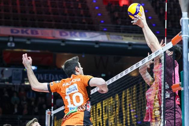 Daniel Malescha BR Volleys, 10 were able to play the ball successfully over the Netzhoppers defense, BR Volleys vs Netzhoppers KW, 1 Bundesliga, 18 Matchday, 2025 02 08 Berlin Berlin Land Copyright: xFootxBowl ThomasxSobotzkix