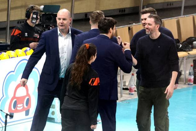 DEU, DVV, 1 VBL, BR Volleys vs Netzhoppers KW Bestensee, 08 02 2025, Max Schmeling Halle, Berlin, DEU, DVV, 1 VBL, BR Volleys vs Netzhoppers KW Bestensee, in the picture coach Joel Banks BR Volleys , coach LIAM SKETCHER Netzhoppers photo Juergen Engler nordphoto GmbH nordphotoxGmbHx xEngler nph00076