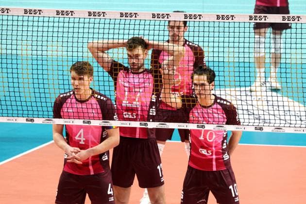 DEU, DVV, 1 VBL, BR Volleys vs Netzhoppers KW Bestensee, 08 02 2025, Max Schmeling Halle, Berlin, DEU, DVV, 1 VBL, BR Volleys vs Netzhoppers KW Bestensee, in the picture Netzhoppers players circle, ODIN GNILITZA Netzhoppers 4 , YANN BOEHME Netzhoppers 17 , LINUS JONAS ENGELMAN Netzhoppers 10 , HANNES GERKEN Netzhoppers 9 Photo Juergen Engler nordphoto GmbH nordphotoxGmbHx xEngler nph00076