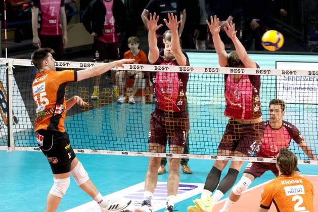 DEU, DVV, 1 VBL, BR Volleys vs Netzhoppers KW Bestensee, 08 02 2025, Max Schmeling Halle, Berlin, DEU, DVV, 1 VBL, BR Volleys vs Netzhoppers KW Bestensee, in the picture Moritz Reichert BR Volleys 15 , YANN BOEHME Netzhoppers 17 , ODIN GNILITZA Netzhoppers 4 Photo Juergen Engler nordphoto GmbH nordphotoxGmbHx xEngler nph00076