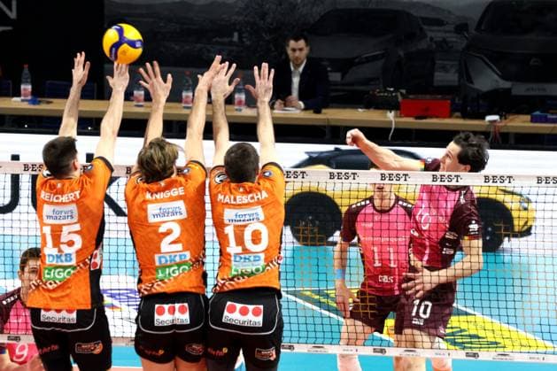 DEU, DVV, 1 VBL, BR Volleys vs Netzhoppers KW Bestensee, 08 02 2025, Max Schmeling Halle, Berlin, DEU, DVV, 1 VBL, BR Volleys vs Netzhoppers KW Bestensee, in the picture Moritz Reichert BR Volleys 15 , Matthew Knigge BR Volleys 2 , Daniel Malescha BR Volleys 10 , LINUS JONAS ENGELMAN Netzhoppers 10 Photo Juergen Engler nordphoto GmbH nordphotoxGmbHx xEngler nph00076