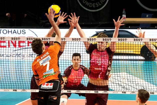 DEU, DVV, 1 VBL, BR Volleys vs Netzhoppers KW Bestensee, 08 02 2025, Max Schmeling Halle, Berlin, DEU, DVV, 1 VBL, BR Volleys vs Netzhoppers KW Bestensee, in the picture Simon Plaskie BR Volleys 7 , ODIN GNILITZA Netzhoppers 4 , YANN BOEHME Netzhoppers 17 Photo Juergen Engler nordphoto GmbH nordphotoxGmbHx xEngler nph00076