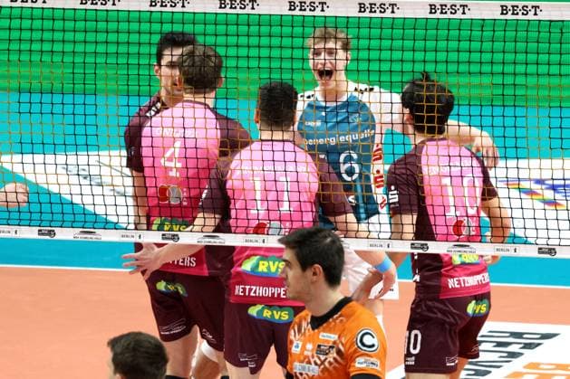 DEU, DVV, 1.VBL, BR Volleys vs. Netzhoppers KW Bestensee, 08.02.2025, Max-Schmeling-Halle, Berlin, DEU, DVV, 1.VBL, BR Volleys vs. Netzhoppers KW Bestensee, im Bild Netzhoppers-Spielerkreis Foto: Juergen Engler nordphoto GmbH nordphotoxGmbHx xEngler nph00076