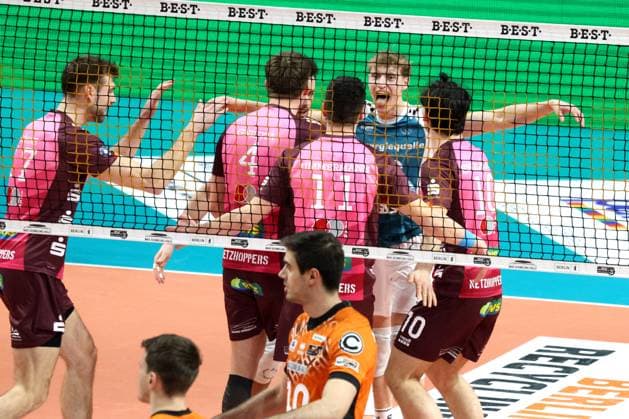 DEU, DVV, 1.VBL, BR Volleys vs. Netzhoppers KW Bestensee, 08.02.2025, Max-Schmeling-Halle, Berlin, DEU, DVV, 1.VBL, BR Volleys vs. Netzhoppers KW Bestensee, im Bild Netzhoppers-Spielerkreis Foto: Juergen Engler nordphoto GmbH nordphotoxGmbHx xEngler nph00076