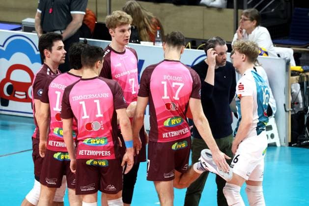 DEU, DVV, 1 VBL, BR Volleys vs Netzhoppers KW Bestensee, 08 02 2025, Max Schmeling Halle, Berlin, DEU, DVV, 1 VBL, BR Volleys vs Netzhoppers KW Bestensee, in the picture Netzhoppers players circle, coach LIAM SKETCHER Netzhoppers photo Juergen Engler nordphoto GmbH nordphotoxGmbHx xEngler nph00076