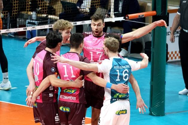 DEU, DVV, 1 VBL, BR Volleys vs Netzhoppers KW Bestensee, 08 02 2025, Max Schmeling Halle, Berlin, DEU, DVV, 1 VBL, BR Volleys vs Netzhoppers KW Bestensee, in the picture Netzhoppers player circle Photo Juergen Engler nordphoto GmbH nordphotoxGmbHx xEngler nph00076