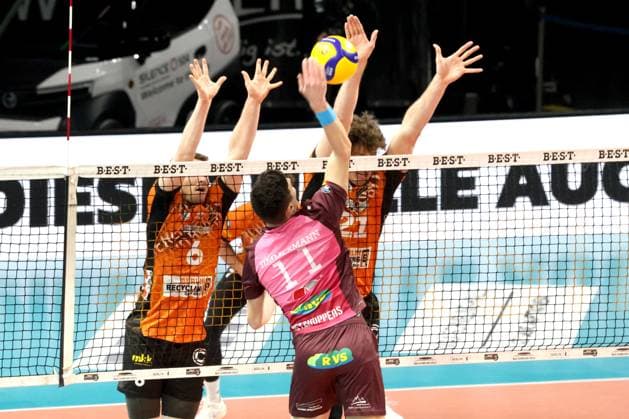 DEU, DVV, 1 VBL, BR Volleys vs Netzhoppers KW Bestensee, 08 02 2025, Max Schmeling Halle, Berlin, DEU, DVV, 1 VBL, BR Volleys vs Netzhoppers KW Bestensee, in the picture Johannes Tille BR Volleys 6 , Tobias Krick BR Volleys 21 , Theo Timmermann Netzhoppers 11 Photo Juergen Engler nordphoto GmbH nordphotoxGmbHx xEngler nph00076