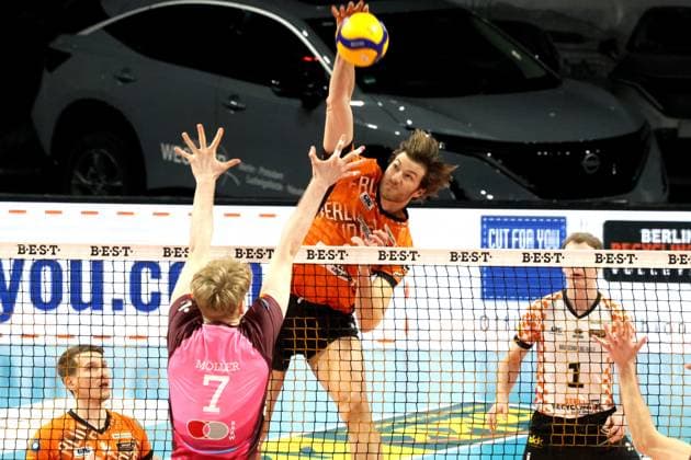 DEU, DVV, 1 VBL, BR Volleys vs Netzhoppers KW Bestensee, 08 02 2025, Max Schmeling Halle, Berlin, DEU, DVV, 1 VBL, BR Volleys vs Netzhoppers KW Bestensee, in the picture Matthew Knigge BR Volleys 2 , CARL MOELLER Netzhoppers 7 Photo Juergen Engler nordphoto GmbH nordphotoxGmbHx xEngler nph00076