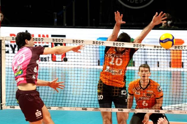 DEU, DVV, 1 VBL, BR Volleys vs Netzhoppers KW Bestensee, 08 02 2025, Max Schmeling Halle, Berlin, DEU, DVV, 1 VBL, BR Volleys vs Netzhoppers KW Bestensee, in the picture Daniel Malescha BR Volleys 10 , Johannes Tille BR Volleys 6 , LINUS JONAS ENGELMAN Netzhoppers 10 Photo Juergen Engler nordphoto GmbH nordphotoxGmbHx xEngler nph00076