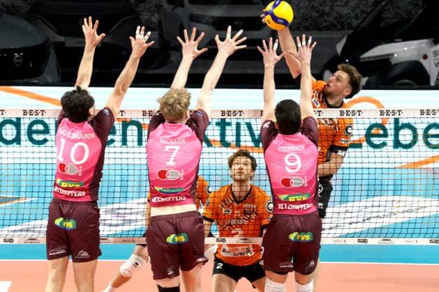 DEU, DVV, 1 VBL, BR Volleys vs Netzhoppers KW Bestensee, 08 02 2025, Max Schmeling Halle, Berlin, DEU, DVV, 1 VBL, BR Volleys vs Netzhoppers KW Bestensee, in the picture Simon Plaskie BR Volleys 7 , Matthew Knigge BR Volleys 2 , LINUS JONAS ENGELMAN Netzhoppers 10 , CARL MOELLER Netzhoppers 7 , HANNES GERKEN Netzhoppers 9 Photo Juergen Engler nordphoto GmbH nordphotoxGmbHx xEngler nph00076