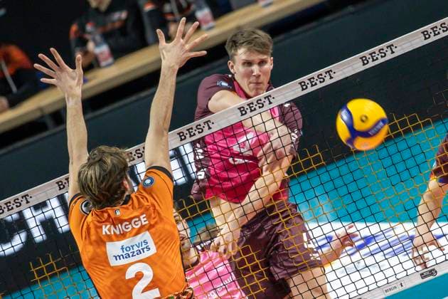 08 02 2025, Berlin, Volleyball 1 Bundesliga, Men, Matchday 18, BR Volleys Netzhoppers KW, Max Schmeling Halle Odin Gnilitza from Netzhoppers KW plays the ball against Berlins Matthew Knigge l BR Volleys Netzhoppers KW