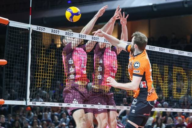 Yann Niclas Böhme Netzhoppers KW, 17 and Odin Gnilitza Netzhoppers KW, 04 cannot fend off the ball from Jan Forna BR Volleys, 12,BR Volleys vs Netzhoppers KW, 1 Bundesliga, Matchday 18, 2025 02 08 Berlin Berlin Land Copyright: xFootxBowl ThomasxSobotzkix