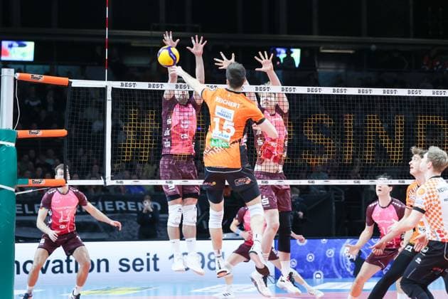 Moritz Reichert BR Volleys, 15 with the ball against Hannes Gerken Netzhoppers KW, 09 and Carl Möller Netzhoppers KW, 07 BR Volleys vs Netzhoppers KW, 1 Bundesliga, Matchday 18, 2025 02 08 Berlin Berlin Land Copyright: xFootxBowl ThomasxSobotzkix