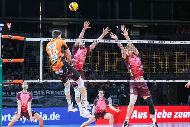 Moritz Reichert BR Volleys, 15 with the ball, Hannes Gerken Netzhoppers KW, 09 and Carl Möller Netzhoppers KW, 07 try to fend off, BR Volleys vs Netzhoppers KW, 1 Bundesliga, Matchday 18, 2025 02 08 Berlin Berlin Land Copyright: xFootxBowl ThomasxSobotzkix
