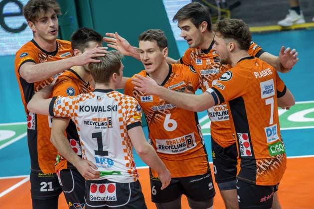 08.02.2025, Berlin, Volleyball: 1.Bundesliga, Maenner, 18. Spieltag, BR Volleys - Netzhoppers KW, Max-Schmeling-Halle. Spieler der Berlin Volleys jubeln. BR Volleys - Netzhoppers KW
