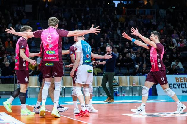 Joy and emotions at the Netzhoppers after winning a point, BR Volleys vs Netzhoppers KW, 1 Bundesliga, Matchday 18, 2025 02 08 Berlin Berlin Land Copyright: xFootxBowl ThomasxSobotzkix