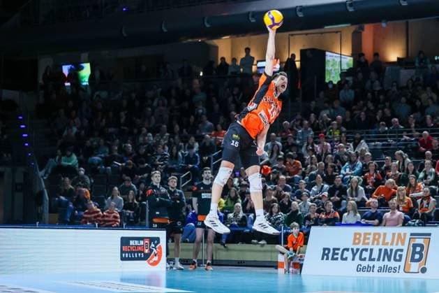 Moritz Reichert BR Volleys, 15 with the serve, BR Volleys vs Netzhoppers KW, 1 Bundesliga, 18 Matchday, 2025 02 08 Berlin Berlin Land Copyright: xFootxBowl ThomasxSobotzkix