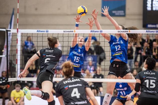 Susan Schut Ladies in Black Aachen, 06 against Stuttgart block of Charlotte Krenicky Allianz MTV Stuttgart, 15 , left and Lucia Varela Gomez Allianz MTV Stuttgart, 12 , right GER, Allianz MTV Stuttgart Ladies in Black Aachen, Volleyball Bundesliga, VBL, season 2024 2025, 08 02 2025 GER, Allianz MTV Stuttgart Ladies in Black Aachen, Volleyball Bundesliga, VBL, season 2024 2025, 08 02 2025 Stuttgart Copyright: xSandyxDinkelackerx EP_SDR