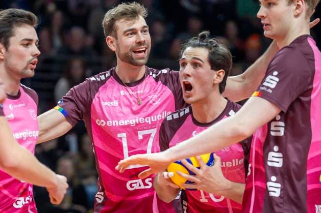 08 02 2025, Berlin, Volleyball 1 Bundesliga, Men, Matchday 18, BR Volleys Netzhoppers KW, Max Schmeling Halle Yann Boehme from Netzhoppers KW and teammates cheer after BR Volleys Netzhoppers KW win a point