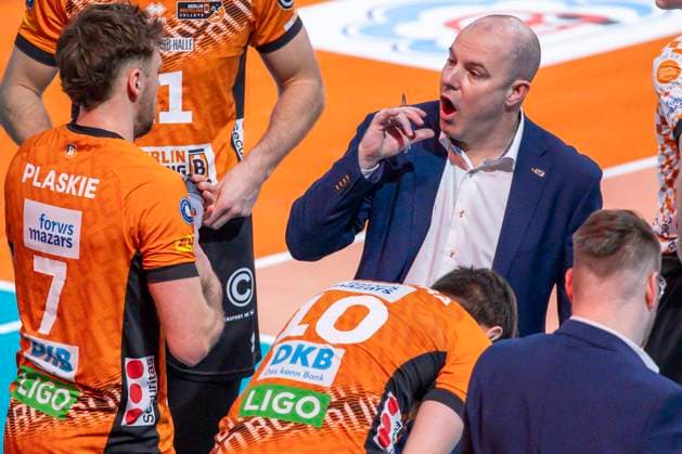 08 02 2025, Berlin, Volleyball 1 Bundesliga, Men, Matchday 18, BR Volleys Netzhoppers KW, Max Schmeling Halle Coach Joel Banks of the Berlin Volleys discusses with his team BR Volleys Netzhoppers KW