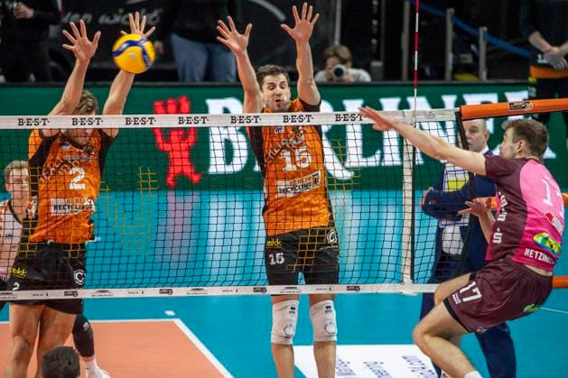 08 02 2025, Berlin, Volleyball 1 Bundesliga, Men, Matchday 18, BR Volleys Netzhoppers KW, Max Schmeling Halle Yann Boehme r l from Netzhoppers KW plays the ball against the block from Berlins Moritz Reichert and Matthew Knigge BR Volleys Netzhoppers KW