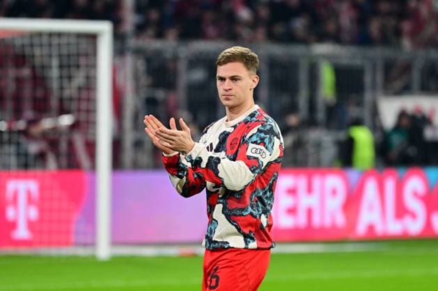 GER, Bayern, Muenchen, Fußball, FC Bayern Muenchen SV Werder Bremen, in der Allianz Arena, Muenchen, Bundesliga, 21 Spieltag, 07 02 25, v l Joshua Kimmich FC Bayern Muenchen, 6 , beim Aufwaermen, im Portrait, dankbar, emotionenm, klatschen, klatscht in die Hände DFL DFB regulations prohibit any use of photographs as image sequences and or quasi video, Copyright: HMB-Media MichaelxNibel