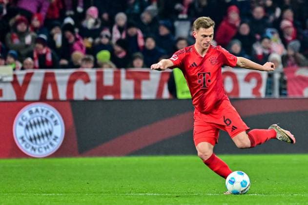 GER, Bayern, Muenchen, Fußball, FC Bayern Muenchen SV Werder Bremen, in der Allianz Arena, Muenchen, Bundesliga, 21 Spieltag, 07 02 25, v l Joshua Kimmich FC Bayern Muenchen, 6 , im Portrait, Pass, Schuss, DFL DFB regulations prohibit any use of photographs as image sequences and or quasi video, Copyright: HMB-Media MichaelxNibel