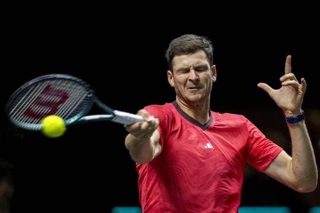 ROTTERDAM - Hubert Hurkacz (POL) in action against Carlos Alcaraz (ESP) on the sixth day of the ABN AMRO Open tennis tournament in Ahoy. ANP SANDER KING ABN AMRO Open - Day Six 2025 xVIxANPxSportx xxANPxIVx 519440780 originalFilename: 519440780.jpg