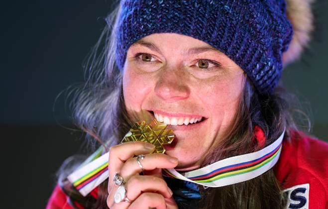 Bilder des Jahres 2025, Sport 02 Februar Sport Themen der Woche KW06 Sport Bilder des Tages ALPINE SKIING - FIS Ski WC Saalbach 2025 SAALBACH,AUSTRIA,08.FEB.25 - ALPINE SKIING - FIS Alpine World Ski Championships Saalbach 2025, downhill, ladies, medal plaza, award ceremony. Image shows Breezy Johnson (USA).  GEPAxpictures xWolfgangxGrebien