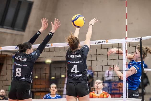 Cara McKenzie Ladies in Black Aachen, 08 and Hyke Lyklema Ladies in Black Aachen, 04 try to block ball from 10lib GER, Allianz MTV Stuttgart Ladies in Black Aachen, Volleyball Bundesliga, VBL, Spielzeit 2024 2025, 08 02 2025 GER, Allianz MTV Stuttgart Ladies in Black Aachen, Volleyball Bundesliga, VBL, Spielzeit 2024 2025, 08 02 2025 Stuttgart Copyright: xSandyxDinkelackerx EP_SDR