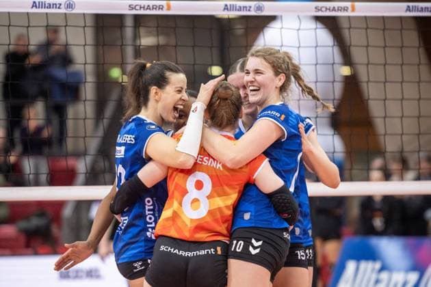 Maria Segura Pallares (Allianz MTV Stuttgart, 33), Florien Reesink (Allianz MTV Stuttgart, 08), Jolien Knollema (Allianz MTV Stuttgart, 10) - Jubel, Freude nach Heimsieg GER, Allianz MTV Stuttgart - Ladies in Black Aachen, Volleyball Bundesliga, VBL, Spielzeit 2024 2025, 08.02.2025 GER, Allianz MTV Stuttgart - Ladies in Black Aachen, Volleyball Bundesliga, VBL, Spielzeit 2024 2025, 08.02.2025 Stuttgart Copyright: xSandyxDinkelackerx EP_SDR