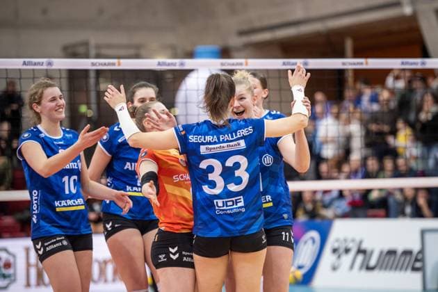Jolien Knollema Allianz MTV Stuttgart, 10 , Lucia Varela Gomez Allianz MTV Stuttgart, 12 , Florien Reesink Allianz MTV Stuttgart, 08 , Maria Segura Pallares Allianz MTV Stuttgart, 33 and Pauline Martin Allianz MTV Stuttgart, 11 , from left cheering, Joy after home win against Aachen GER, Allianz MTV Stuttgart Ladies in Black Aachen, Volleyball Bundesliga, VBL, Season 2024 2025, 08 02 2025 GER, Allianz MTV Stuttgart Ladies in Black Aachen, Volleyball Bundesliga, VBL, Season 2024 2025, 08 02 2025 Stuttgart Copyright: xSandyxDinkelackerx EP_SDR