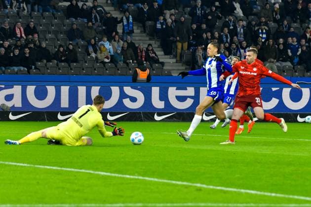 08 02 2025, xlakx, Soccer 2 Bundesliga, Hertha BSC Berlin 1 FC Kaiserslautern emspor, v l Julian Krahl 1 FC Kaiserslautern 1 Derry Scherhant Hertha BSC 39 ,Luca Sirch 1 FC Kaiserslautern 31 Zweikampf, Duell, Kampf, tackle DFL DFB REGULATIONS PROHIBIT ANY USE OF PHOTOGRAPHS as IMAGE SEQUENCES and or QUASI VIDEO Daniel Lakomski Jan Huebner Berlin