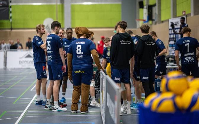 Volleyball, Season 2024 2025, 2 Bundesliga Nord, 08 02 2025, Matchday 16, Men, TuB Bocholt blue vs SV Warnemuende red Speech before the match Bocholt Sporthalle West Nordrhein Westfalen Germany 250208_vb_tub-bocholt_sv-warnemuende_38251