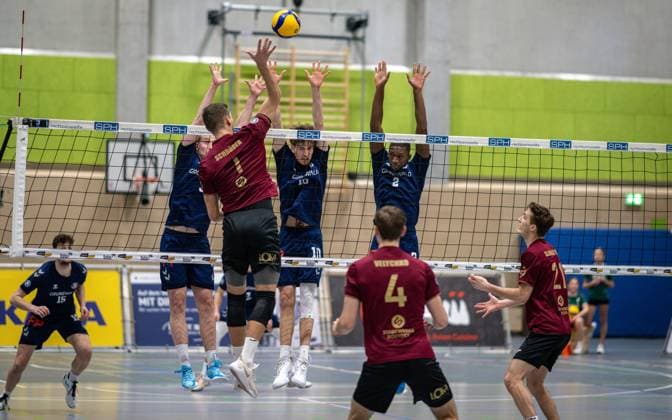 Volleyball, Season 2024 2025, 2 Bundesliga Nord, 08 02 2025, 16 Matchday, Men, TuB Bocholt blue vs SV Warnemuende red v l Noah van Dam Libero TuB Bocholt , Soeren Schroeder SV Warnemuende , Tom Doerpinghaus TuB Bocholt , Rudy Schneider TuB Bocholt , Bohdan Velychko SV Warnemuende , Mateusz Slawatycki SV Warnemuende , Bocholt Sporthalle West Nordrhein Westfalen Germany 250208_vb_tub-bocholt_sv-warnemuende_38254